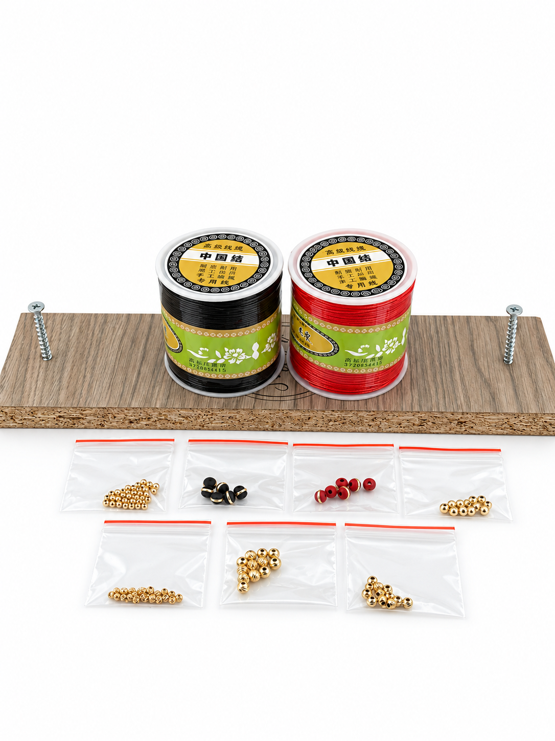 Kit emprendedor para elaborar pulseras con hilos rojo y negro, balines y base de trabajo
