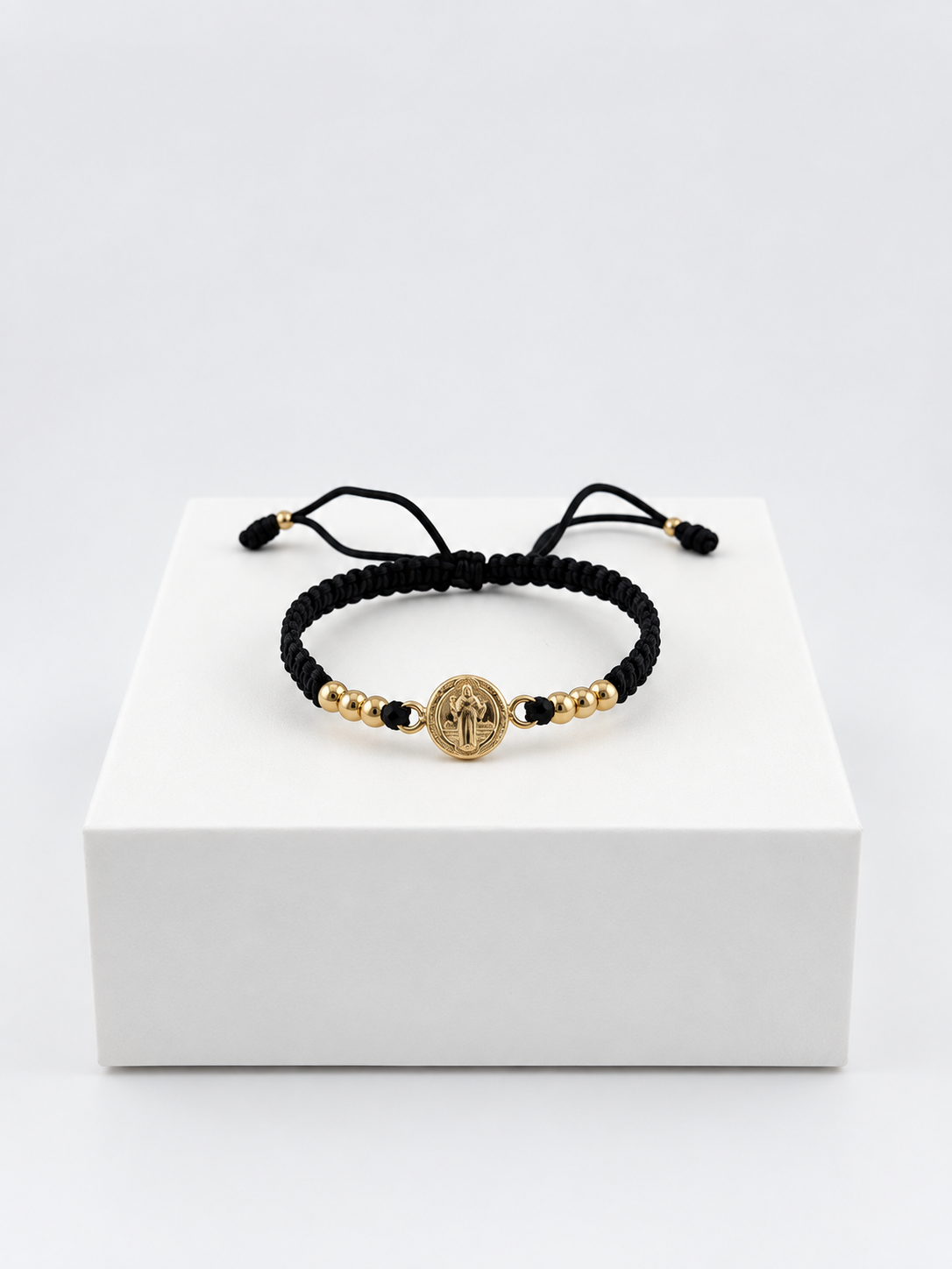 Pulsera San Benito con seis balines lisos N.º 4 y cordón negro