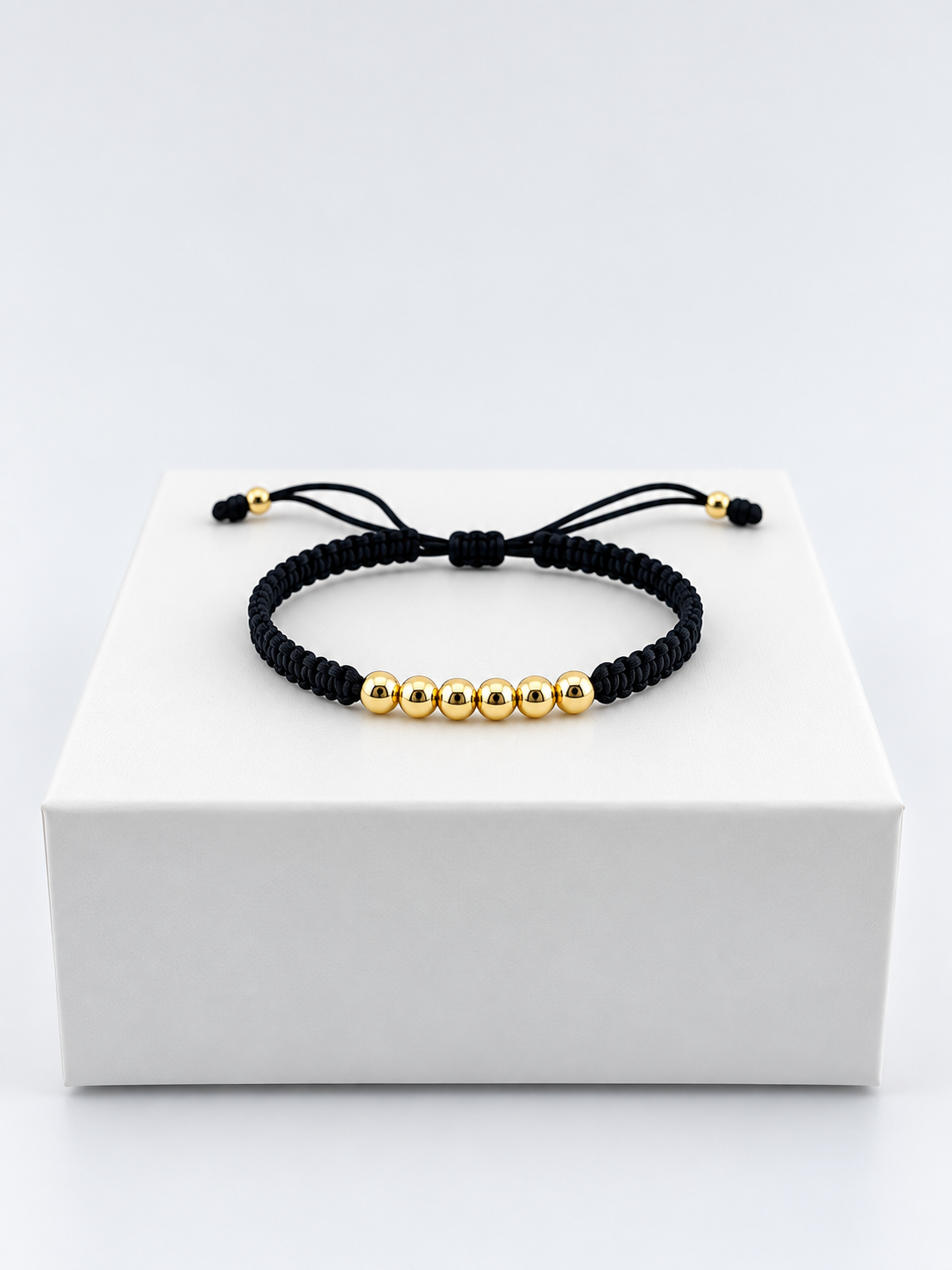 Pulsera con seis balines lisos N.º 5 y cordón negro