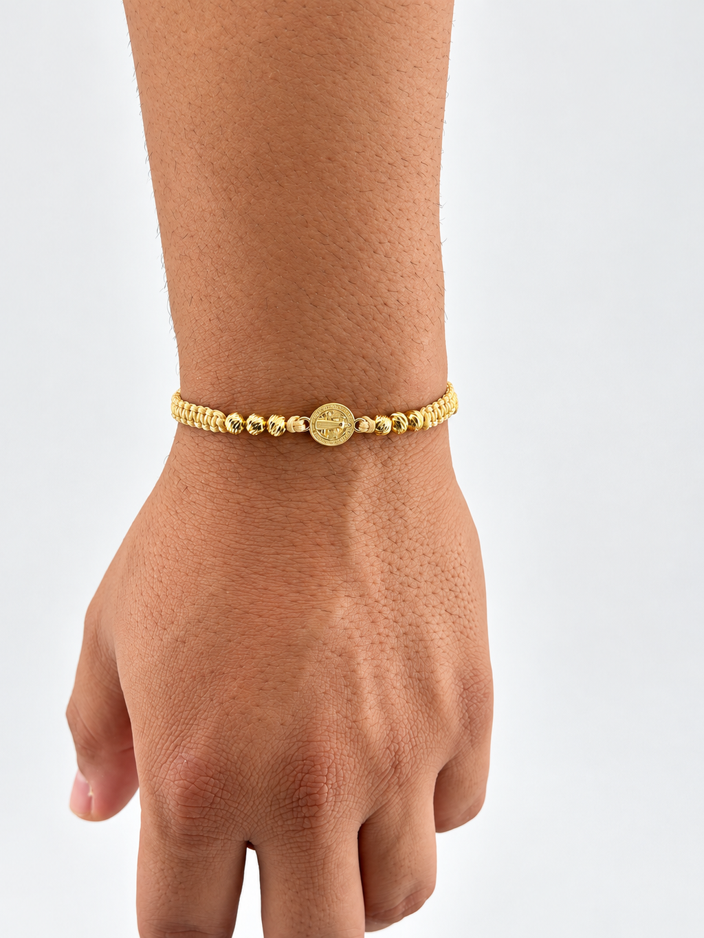 Pulsera San Benito diamantada beige sobre la muñeca