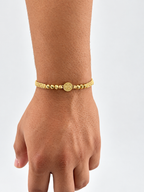 Pulsera San Benito diamantada beige sobre la muñeca