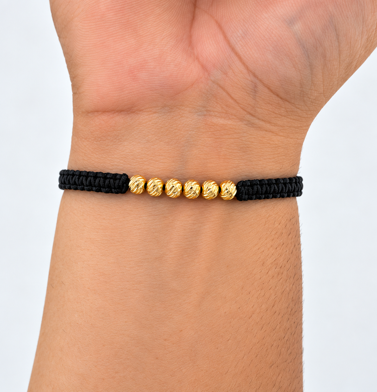 Pulsera de balines diamantados negra sobre la muñeca