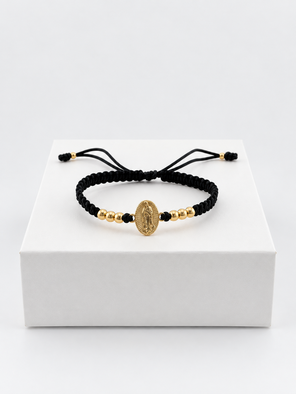 Pulsera Virgen de Guadalupe con seis balines lisos N.º 4 y cordón negro