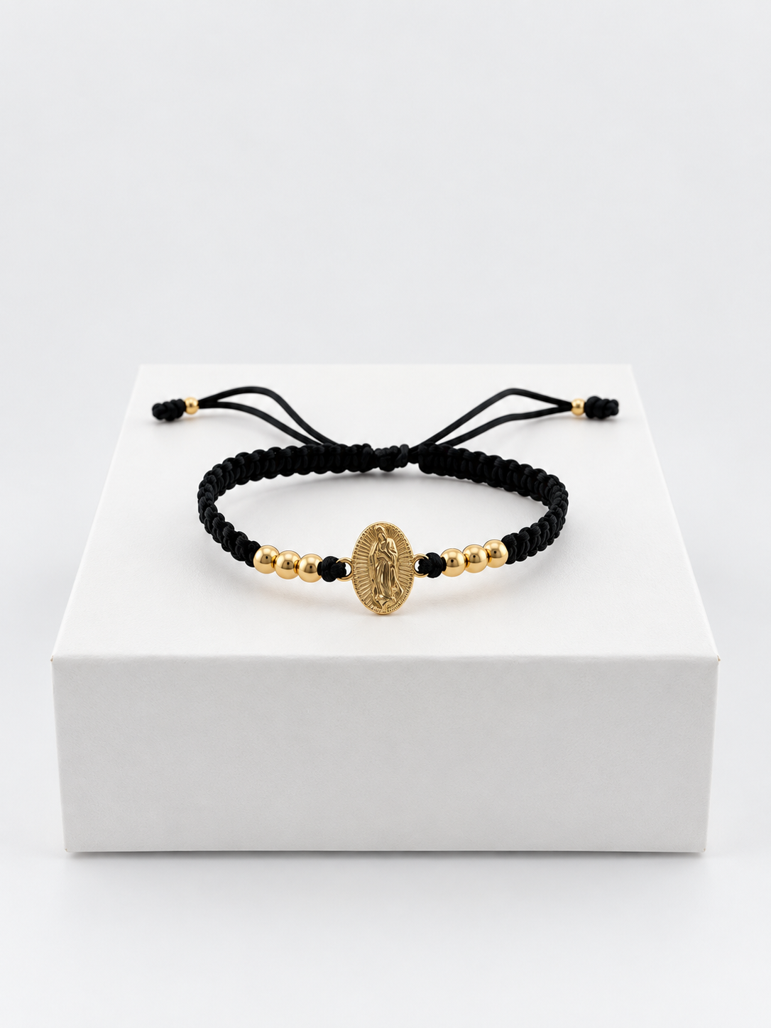 Pulsera Virgen de Guadalupe con seis balines lisos N.º 4 y cordón negro