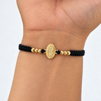 Detalle de pulsera Virgen de Guadalupe negra